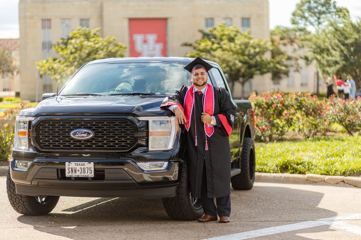 brandon_mdz20's tweet photo. Today is a special day for me. After 5 long years of sacrifice and dedication I will be walking the stage tonight as a first generation graduate. Dreamed of this moment all my life and now it’s finally here 🙏🏻🙏🏻 #Classof2023 #UH #Sisepudo 🇲🇽 https://t.co/PGVprxlIAz