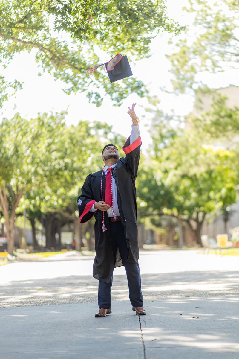 brandon_mdz20's tweet photo. Today is a special day for me. After 5 long years of sacrifice and dedication I will be walking the stage tonight as a first generation graduate. Dreamed of this moment all my life and now it’s finally here 🙏🏻🙏🏻 #Classof2023 #UH #Sisepudo 🇲🇽 https://t.co/PGVprxlIAz
