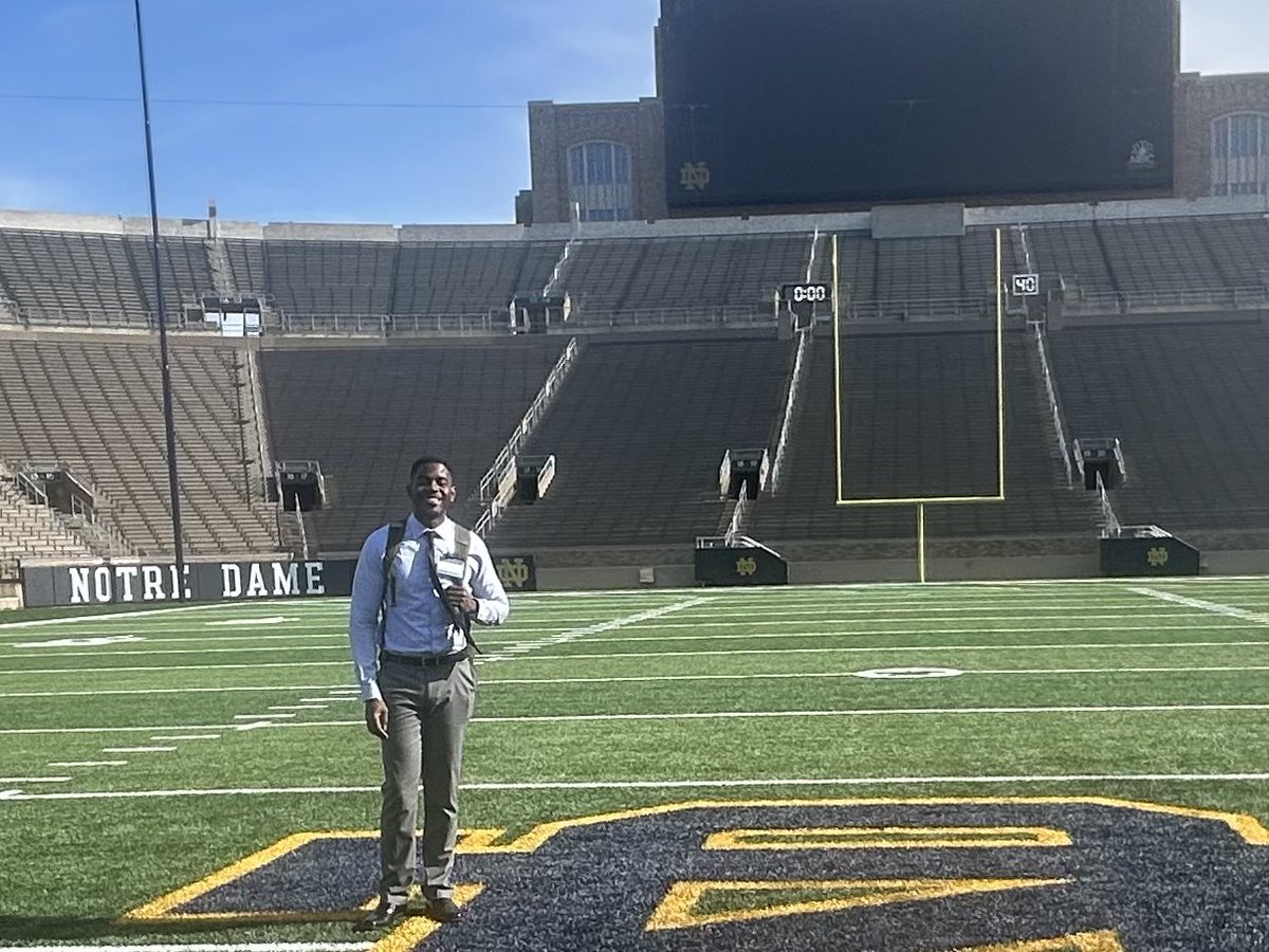 Thank you to the @NotreDame College of Science for inviting me to their future faculty workshop. An amazing experience and invaluable knowledge. The former offensive tackle in me also loved being able to walk through the stadium tunnel 🏈 🥹. 
#futurefaculty #phd #blackin