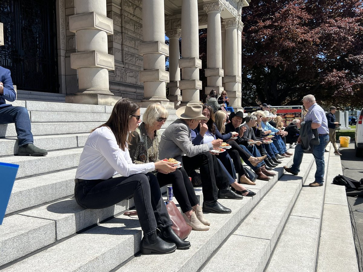 IanPatonDelta's tweet photo. @BCUnitedCaucus is proud to support our BC Ranchers. @BCcattle came to Victoria to make sure we heard their voices and their needs. They also hosted one H*** of a BBQ. #bcbeef #bcpoli #buybc #bcAg https://t.co/lgE2GeyFZt