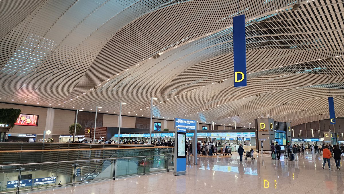 Korean fans arrive  
          at the airport ~^^🤗    ✈️🛩

#Saint_sup #MingEr
#idolfactoryTH #blackknight
#JoinBlackKnight
#Netflix #NetflixTH