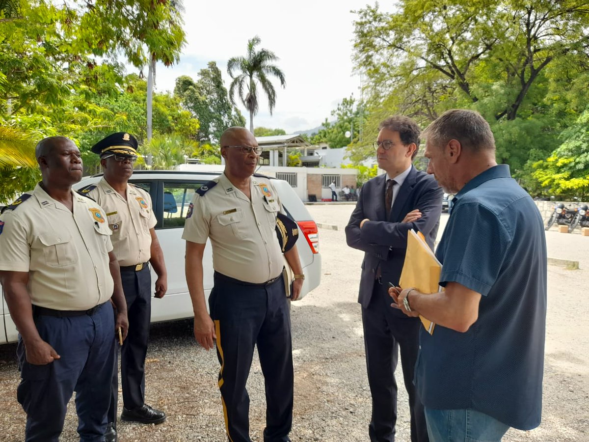 ambafranceht's tweet photo. L'Ambassadeur a également remis ce matin à l'Inspecteur général de la PNH et au Commissaire principal de Port-au-Prince les clés de 17 motocyclettes en vue de renforcer leurs capacités d'opération. Ces dons sont la première étape du plan de coopération 2023. (2/3) https://t.co/vh01wE9Uzk
