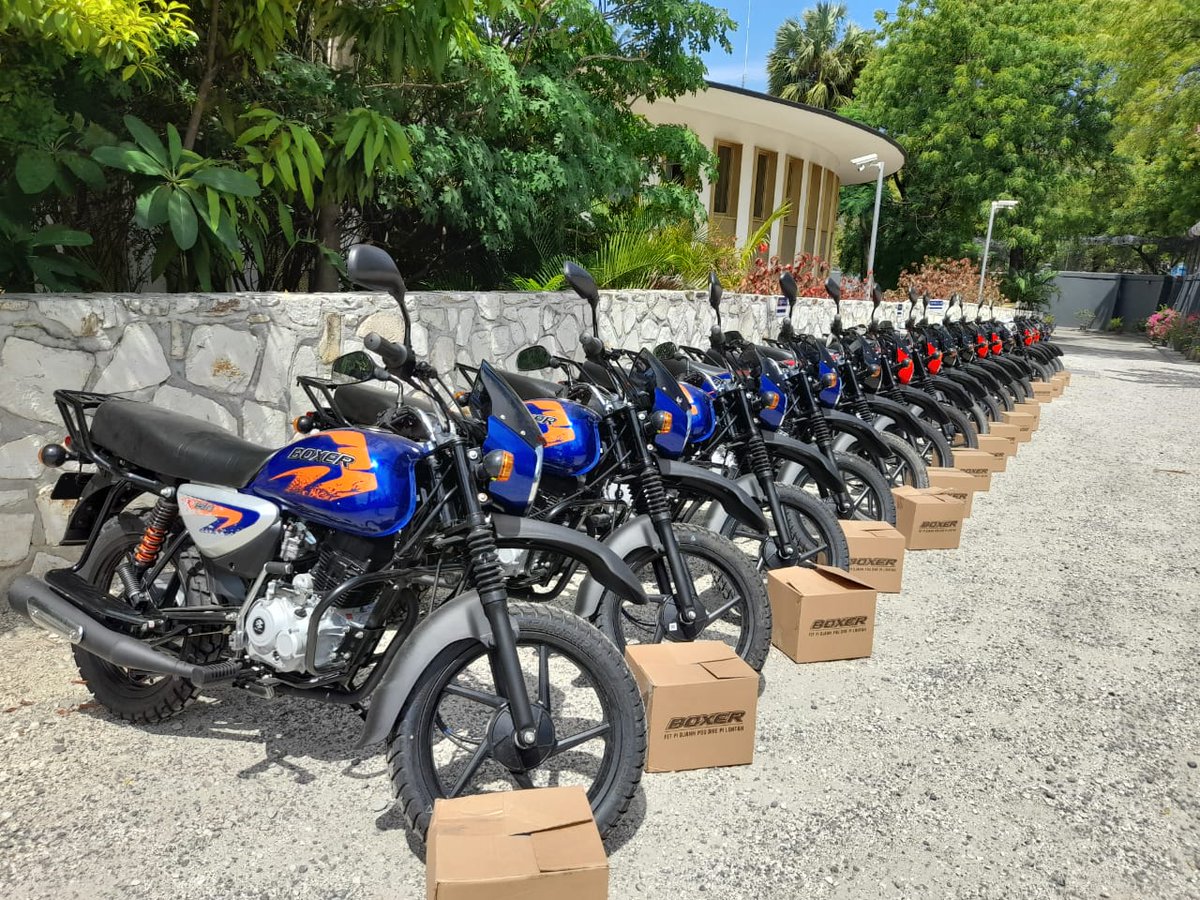 ambafranceht's tweet photo. L'Ambassadeur a également remis ce matin à l'Inspecteur général de la PNH et au Commissaire principal de Port-au-Prince les clés de 17 motocyclettes en vue de renforcer leurs capacités d'opération. Ces dons sont la première étape du plan de coopération 2023. (2/3) https://t.co/vh01wE9Uzk