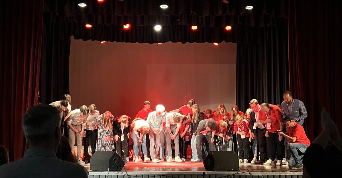 Diepe buiging voor iedereen die heeft meegewerkt aan de geslaagde ⁦<a href="/TEDx/">TEDx</a>⁩ ⁦@roermondnieuws⁩ ⁦<a href="/ROER_College/">ROER College Schöndeln</a>⁩ ⁦<a href="/MarkvandeMortel/">Mark van de Mortel</a>⁩ ⁦<a href="/mikevanrijswijk/">Mike van Rijswijk</a>⁩