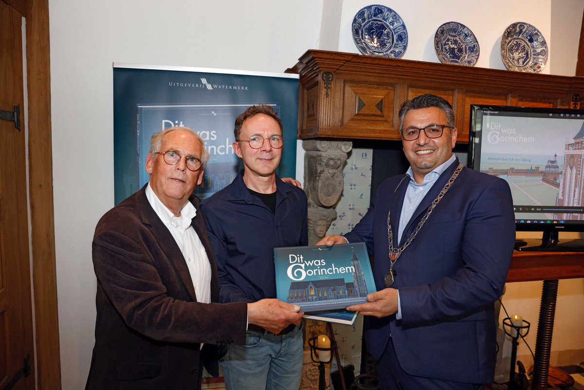 Het eerste ex van ons nieuwe boek ‘Dit was #Gorinchem’ van auteur en illustrator #ErikvanTilborg in het #HendrickHamelMuseum was voor loco burgemeester #FatihPolarti . 70 verdwenen monumenten, magistraal getekend en beschreven. De foto is van #RoelDijkstra #monumenten #historie