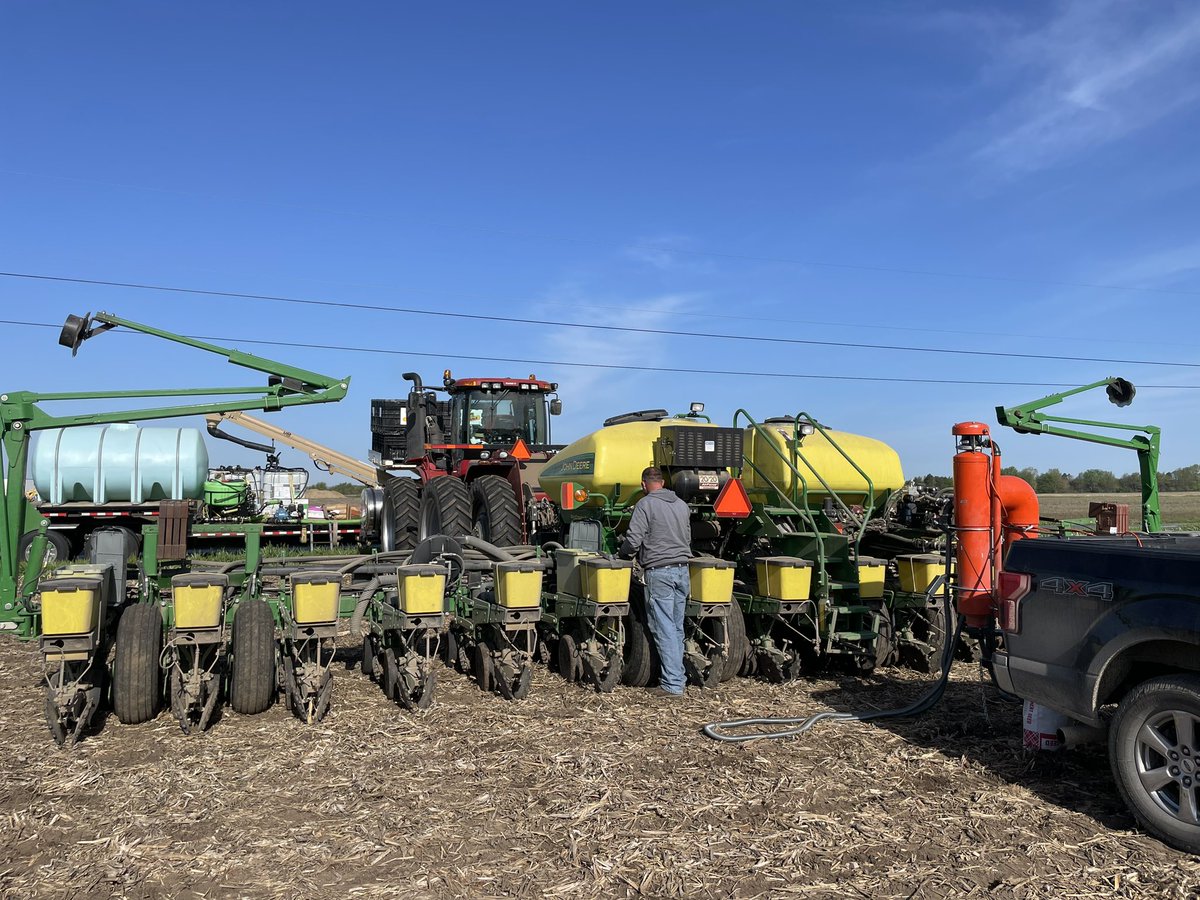 MSUMann's tweet image. Smart corn trial in the ground today! Excited to keep an eye on it throughout the growing season! Exciting things on the horizon for @Asgrow_DEKALB @DKCAS_MI #Bayer4MI #WinningHasRoots #Preceon
