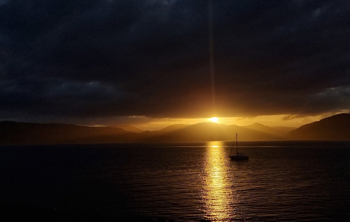 Tonight's #Sunset over #Dunoon #Cowal #Argyll and the #FirthofClyde as seen from #Gourock #Inverclyde #Scotland 

@StormHour @ThePhotoHour @discinverclyde @ArgyllSeaGlass @Argyll_IslesApp @weesannee57 @PandaRoll8 @cowalgathering