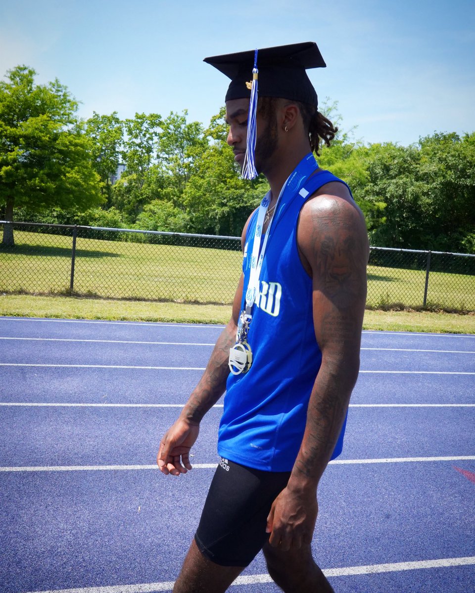 slimmkareem's tweet photo. With every record, I ask the masses to tune their hearts to me. I represent intelligent people that grew up harshly🌹. #ChicagoMade

•B.S Public Health-Health Sciences Summa Cum Lade 
•Doctor of Chiropractic Candidate 
•Author https://t.co/jl2M2rlgHI