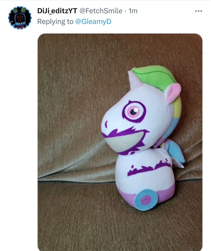 FetchSmile's tweet image. Everyone else’s pony plushes vs mine☠️