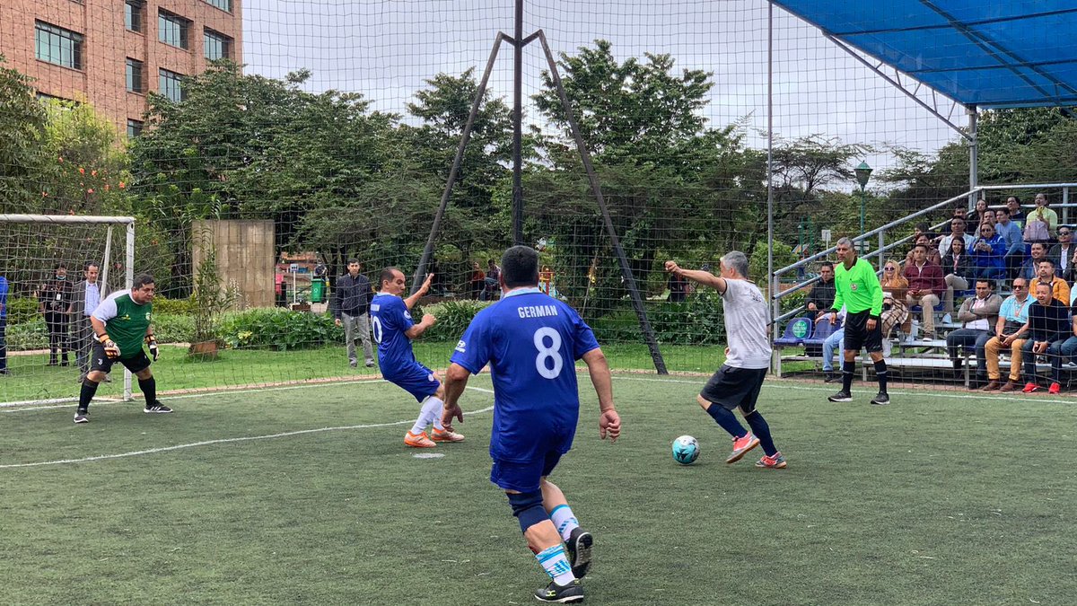 SecFPublicaCund's tweet photo. Fútbol senior ⚽️👨🏼🦳 también llenó la tarde de @CundinamarcaGob de emoción con encuentros que quedaron en empate 2-2 entre:
@INDEPORTESCUNDI 🆚 @Contralcundinam y @SecSaludCundi 🆚 @SecFPublicaCund
#Cundinamarca #PonleColorALaCopa💜🧡💚
2/2 https://t.co/53Qsw6ECOf