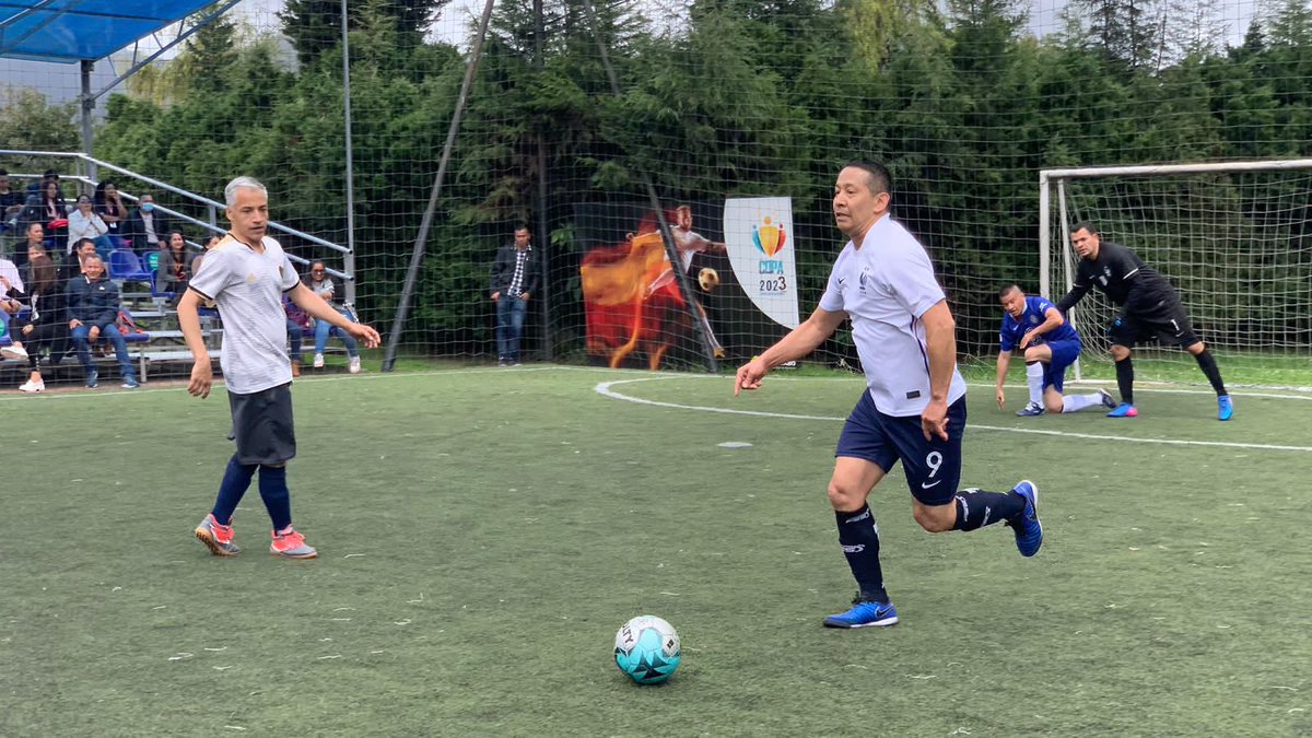 SecFPublicaCund's tweet photo. Fútbol senior ⚽️👨🏼🦳 también llenó la tarde de @CundinamarcaGob de emoción con encuentros que quedaron en empate 2-2 entre:
@INDEPORTESCUNDI 🆚 @Contralcundinam y @SecSaludCundi 🆚 @SecFPublicaCund
#Cundinamarca #PonleColorALaCopa💜🧡💚
2/2 https://t.co/53Qsw6ECOf