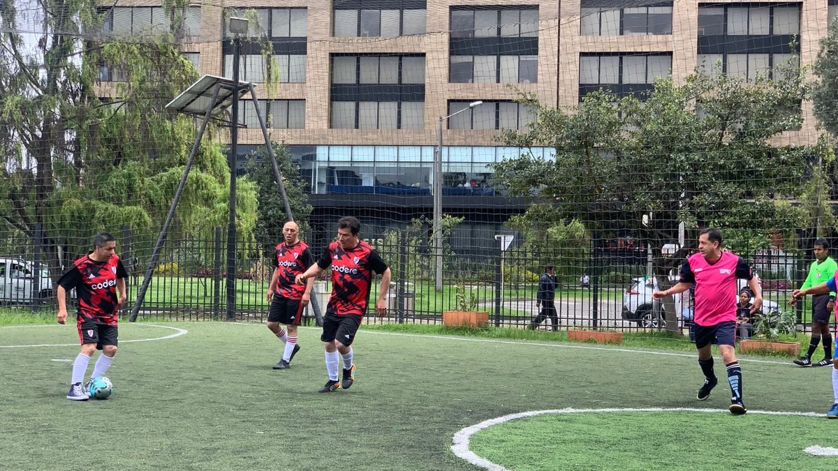SecFPublicaCund's tweet photo. Fútbol senior ⚽️👨🏼🦳 también llenó la tarde de @CundinamarcaGob de emoción con encuentros que quedaron en empate 2-2 entre:
@INDEPORTESCUNDI 🆚 @Contralcundinam y @SecSaludCundi 🆚 @SecFPublicaCund
#Cundinamarca #PonleColorALaCopa💜🧡💚
2/2 https://t.co/53Qsw6ECOf