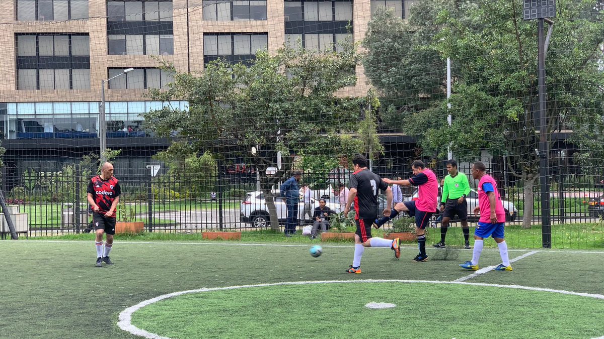 SecFPublicaCund's tweet photo. Fútbol senior ⚽️👨🏼🦳 también llenó la tarde de @CundinamarcaGob de emoción con encuentros que quedaron en empate 2-2 entre:
@INDEPORTESCUNDI 🆚 @Contralcundinam y @SecSaludCundi 🆚 @SecFPublicaCund
#Cundinamarca #PonleColorALaCopa💜🧡💚
2/2 https://t.co/53Qsw6ECOf