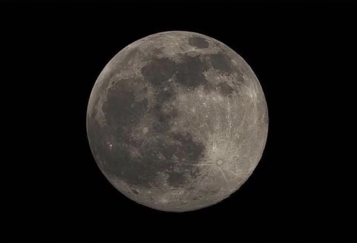 _xxi07's tweet photo. قمران ينظران الى بعضهم الأن : https://t.co/IaXxojIhwo