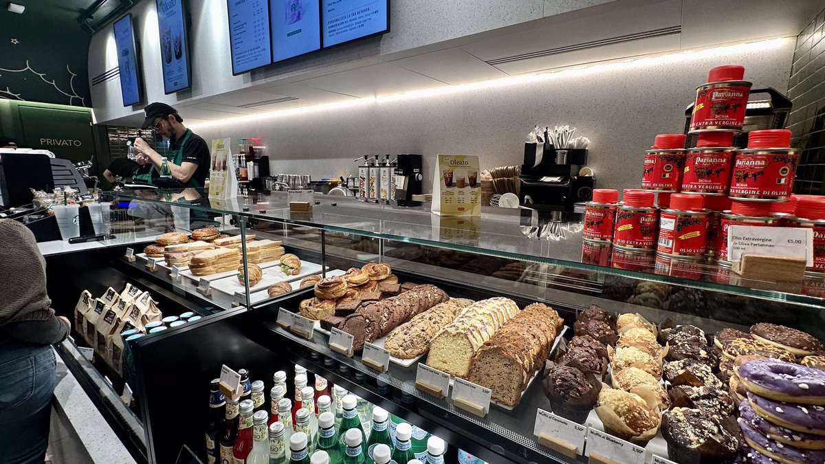 イタリア🇮🇹フィレンツェ歴史地区 【スターバックス・フィレンツェ店】 店内の様子💕美味しそう！！😍❤️ スターバックス・フィレンツェ店は、フィレンツェ中央駅の地下にあるよ！ フィレンツェに行く機会があったらぜひ寄ってみてね✨