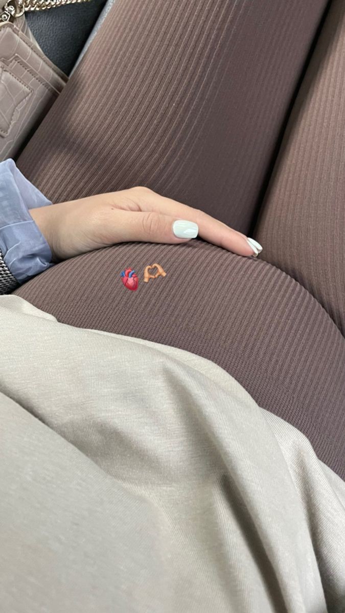 Whinchester_LM's tweet photo. 𝐎i filhote, como está aí dentro do forninho? 𝐀conchegante ou muito apartado?
𝐇oje você está fazendo 9 meses dentro da minha barriga. 𝐄 olha, que 9 meses rápido! 𝐕ocê cresceu tanto aí que a mamãe agora quase nem se levanta da cama direito.𝐍osso Vênus parece que já está por+ https://t.co/Z1hsd7s6xx
