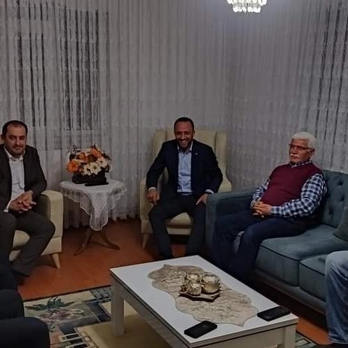 CYaylak's tweet photo. İlçe Başkanımız Salim Sayar, Milletvekili Adayımız Celalettin Yaylak, Meclis Üyemiz Ayhan Aksoy Ve İlçe Yöneticilerimiz ile Birlikte Mithat Çelik Bey'in  ev sahipliginde Sırrıpaşa Mahallesinde Komşularıyla buluştuk Cumhur İttifakı Kazanımlarını   Anlattık https://t.co/gXiEDa5GiY