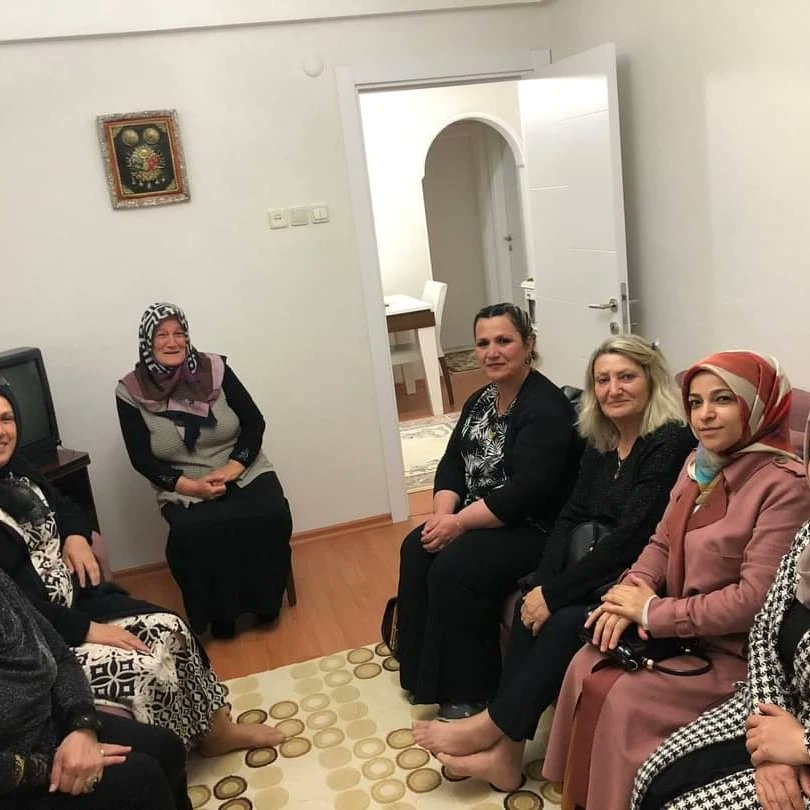 CYaylak's tweet photo. İlçe Başkanımız Salim Sayar, Milletvekili Adayımız Celalettin Yaylak, Meclis Üyemiz Ayhan Aksoy Ve İlçe Yöneticilerimiz ile Birlikte Mithat Çelik Bey'in  ev sahipliginde Sırrıpaşa Mahallesinde Komşularıyla buluştuk Cumhur İttifakı Kazanımlarını   Anlattık https://t.co/gXiEDa5GiY