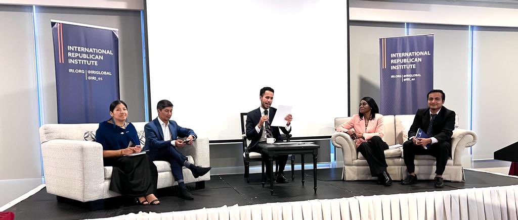 Finalmente, el panel “Incorporando #PerspectivasIndígenas y Marginadas más allá de Protestas Callejeras y en #DiseñoPolíticas”, <a href="/maemontanov/">Mae Montaño</a>, <a href="/EfrainSoria/">Efrain Soria</a> <a href="/FEquidad/">Fundación Equidad EC</a>, Verónica Tene <a href="/comich_ecu/">Confederación Movimiento Indígena de Chimborazo</a> y Jimson Shiki destacan la importancia de incluir las voces marginadas en #Democracia