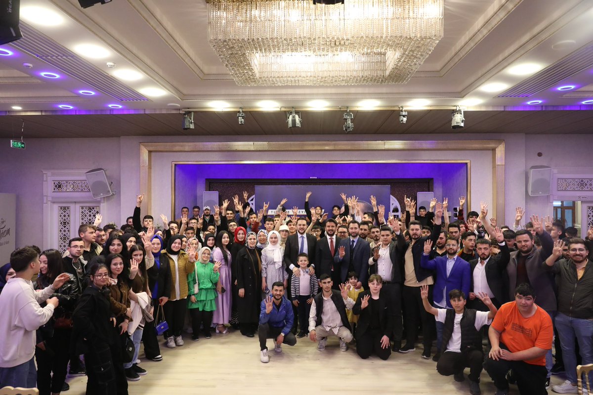 Pursaklar'dayız 🙋🏻‍♂️

Sandığa gitmek için gün sayan genç arkadaşlarımızla keyif dolu bir akşam geçirdik. 

Güçlü gençlikle Ankara’mız hazır! 

14 Mayıs’ta GENÇLERİN iradesi sandıkta galip gelecek.😎