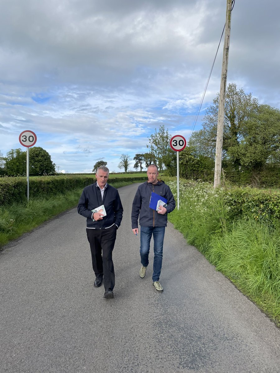 DeclanKearneySF's tweet photo. Positive endorsement tonight on Chapel Road #Glenavy for the work of @Garymc1967 

Local people are angry about the continued blocking of our power sharing institutions.

They want an Executive which supports workers, families &amp; businesses

#MakePoliticsWork

Vote Gary McCleave1️⃣ https://t.co/NDek3yXmFa