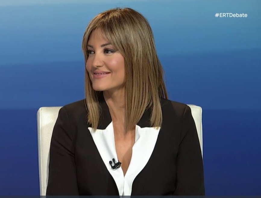 cretanews2022's tweet photo. Δεν ξέρω ποιος από τους πολιτικούς αρχηγούς μπορεί να κέρδισε τις εντυπώσεις, ξέρω όμως πως η Ράνια Τζίμα σήμερα έσωσε την τιμή της δημοσιογραφίας ξεκάθαρα και με διαφορά. Και ήταν πρακτικά και ο μόνος λόγος για να  δω το debate. Η ερώτηση της απέναντι στον ΠΘ της χώρας ήταν η μοναδική πραγματική ερώτηση που έχει δεχτεί ο Κυριάκος Μητσοτάκης τα 4 χρόνια που κυβερνά. Αυτή είναι η δουλειά του δημοσιογράφου, να ασκεί κριτική και έλεγχο στην εξουσία και όχι να την λιβανίζει. Και κάτι τελευταίο... ποιος την γλωσσόφαγε - γκαντέμιασε (ρητορικό) και ήταν βραχνιασμένη; #debate #τζιμα #ρανιατζιμα #Μητσοτακης