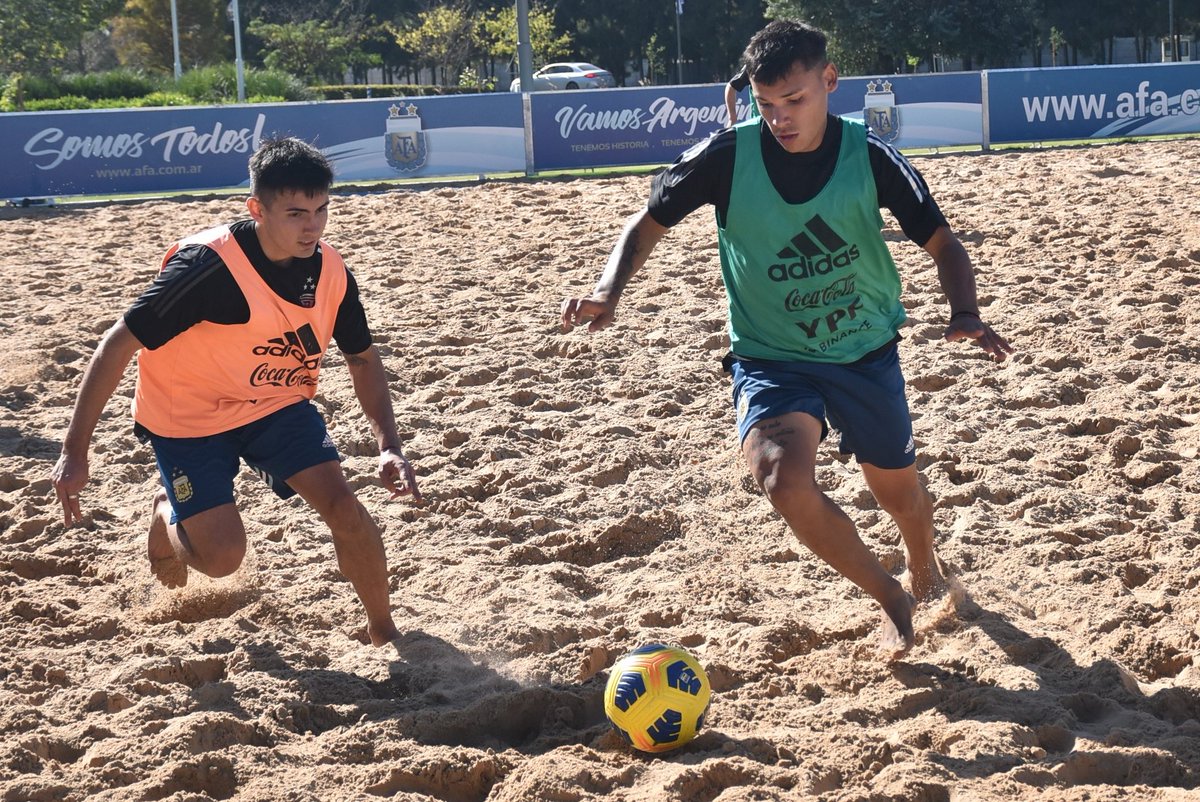 Argentina's tweet photo. #FútbolPlaya La Selección #Sub20 comenzó esta mañana su segunda semana de trabajo de cara al Sudamericano de Chile.

📰 https://t.co/Cu1QWJzbVx

���🇷¡Vamos los Pibes!🇦🇷 https://t.co/rWwpwKtx41
