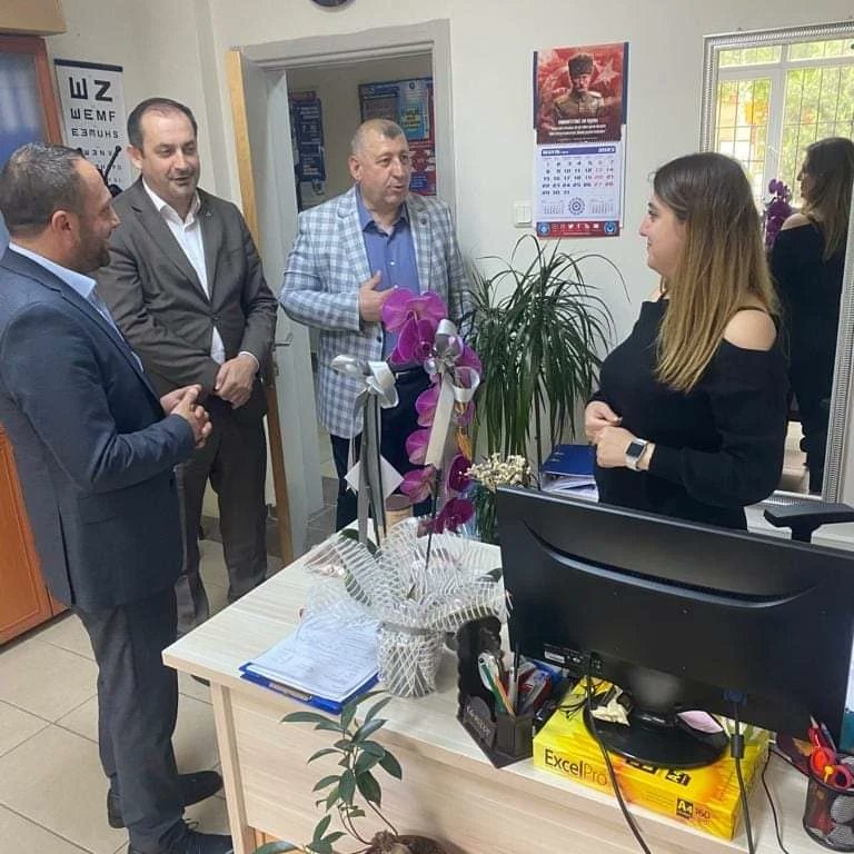 CYaylak's tweet photo. İlçe Başkanımız Sn Salim Sayar, Milletvekili Adayımız Celalettin Yaylak Meclis Üyemiz Ayhan Aksoy İle Birliktr Derince Milli Eğitim Müdürümüz Ali Osman Karabayır, Şube Müdürlerimiz Ve İlçe Milli Eğitim Personelimizi ziyaret edip başarılar diledik. https://t.co/GkY8mfjIUx