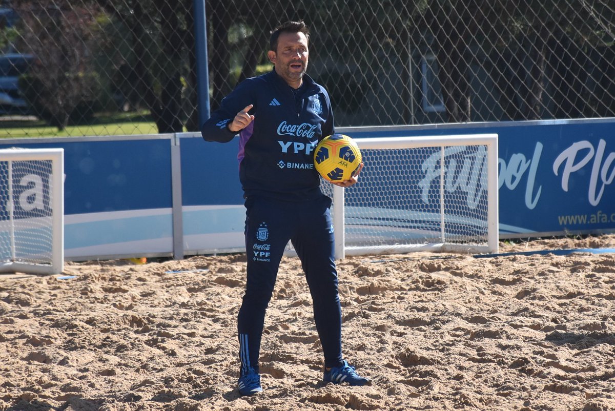 Argentina's tweet photo. #FútbolPlaya La Selección #Sub20 comenzó esta mañana su segunda semana de trabajo de cara al Sudamericano de Chile.

📰 https://t.co/Cu1QWJzbVx

���🇷¡Vamos los Pibes!🇦🇷 https://t.co/rWwpwKtx41