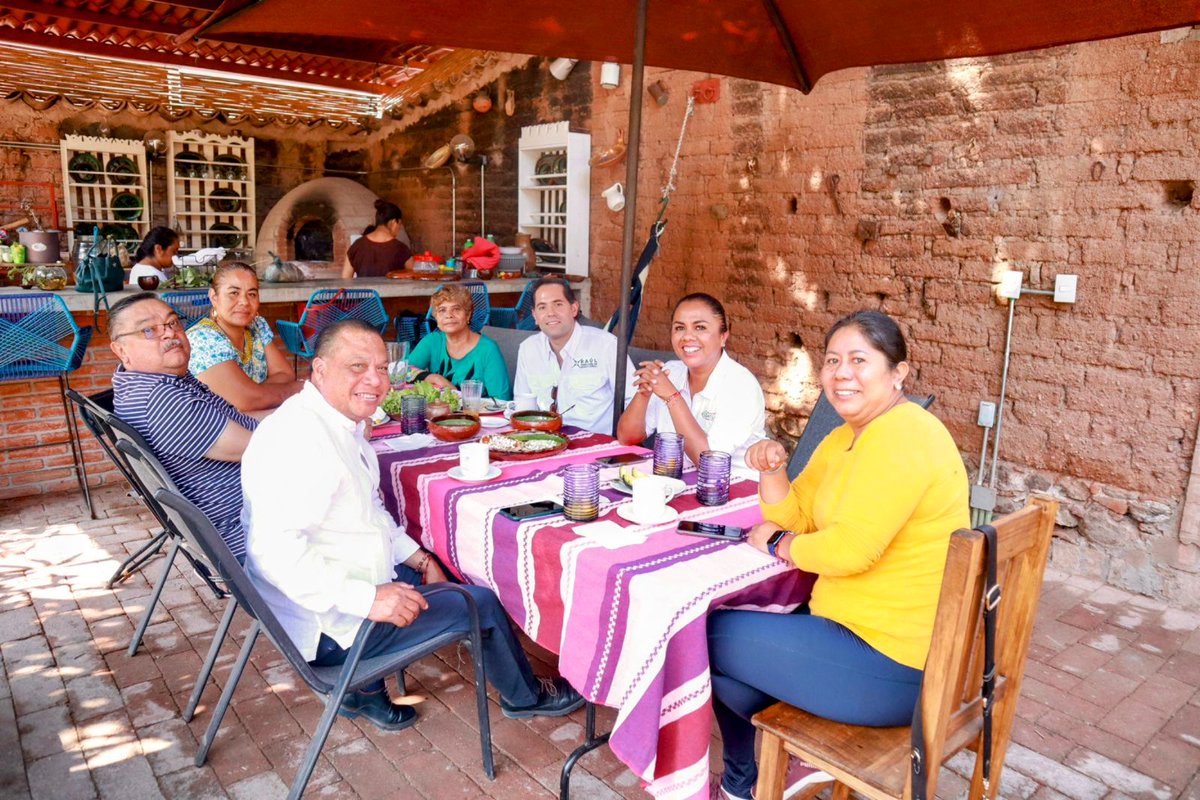 RaulBCCue's tweet photo. Me reuní con mi amiga @MarmariscalG, Presidenta Municipal de San Juan Bautista Cuicatlán, en la Cañada de Oaxaca. En mi visita, aproveché para celebrar el Día de las Madres, en su honor y de todas las mujeres oaxaqueñas, a quienes admiro y felicito en esta fecha. https://t.co/KgKRGXXTt5
