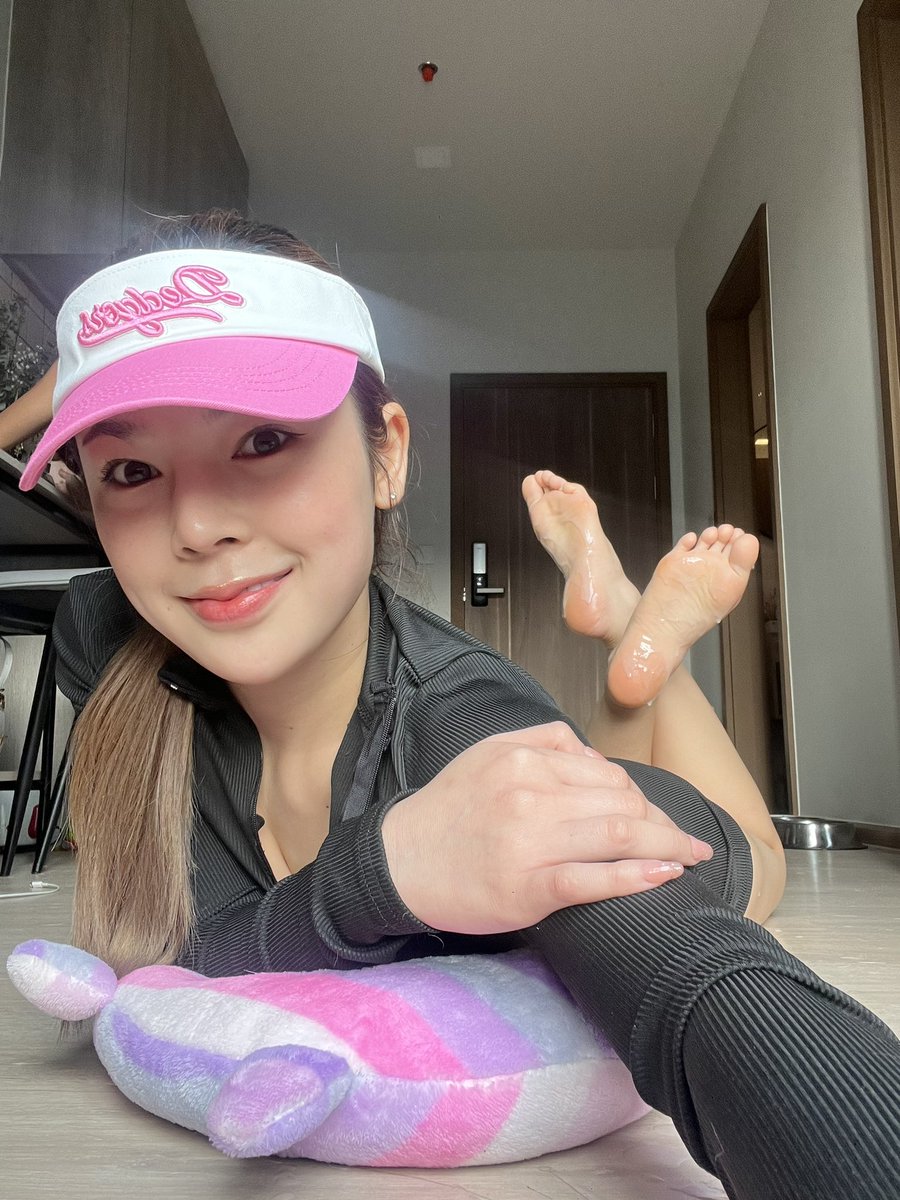 Alicefeetze tweet media