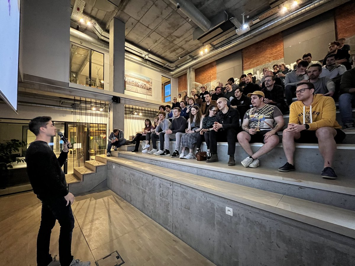 SpeakerRepeater's tweet image. Shared by @bramus: Full house. #PublicSpeaking #ChromeDevRel