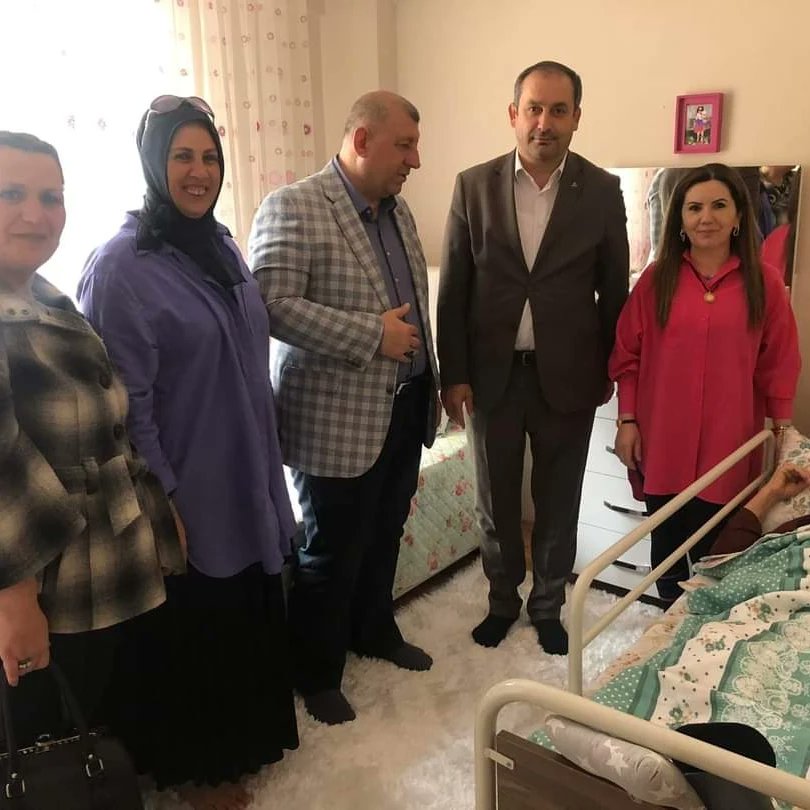 CYaylak's tweet photo. Millet Vekili Adayımız Sn Celalettin Yaylak Meclis Üyemiz Sn Ayhan Aksoy, Kaçep Başkanımız ve istişare kurulumuz ile Fatih Mahallesinde Emine hanıma hasta ziyaretinde bulunduk. RABBİM tüm hastalarımıza Şafi ismi ile şifa versin. https://t.co/g0F6NCozQy