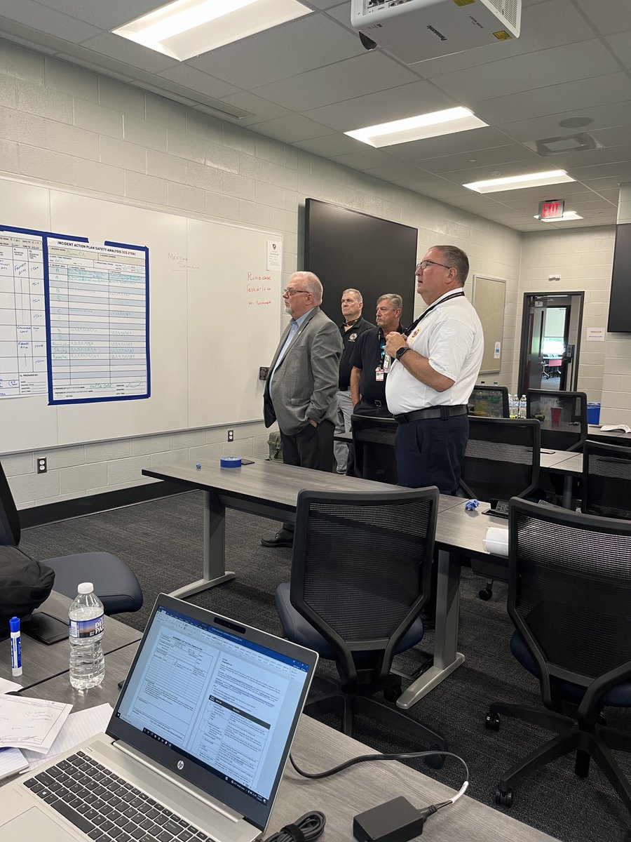 Maryland Incident Management Team briefing a Local Official during Exercise 2023-2