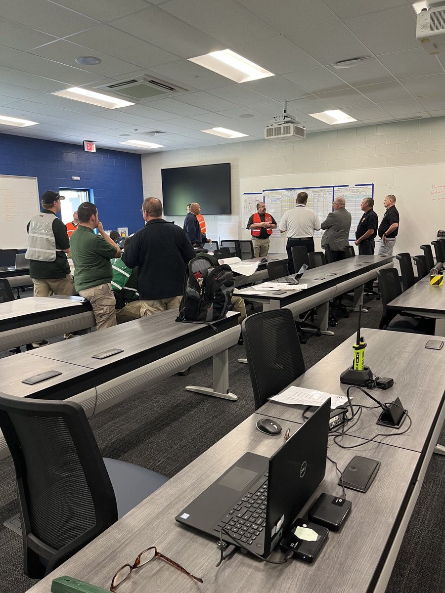 MarylandIMT's tweet photo. Maryland Incident Management Team briefing a Local Official during Exercise 2023-2 https://t.co/mnga7WjZlR