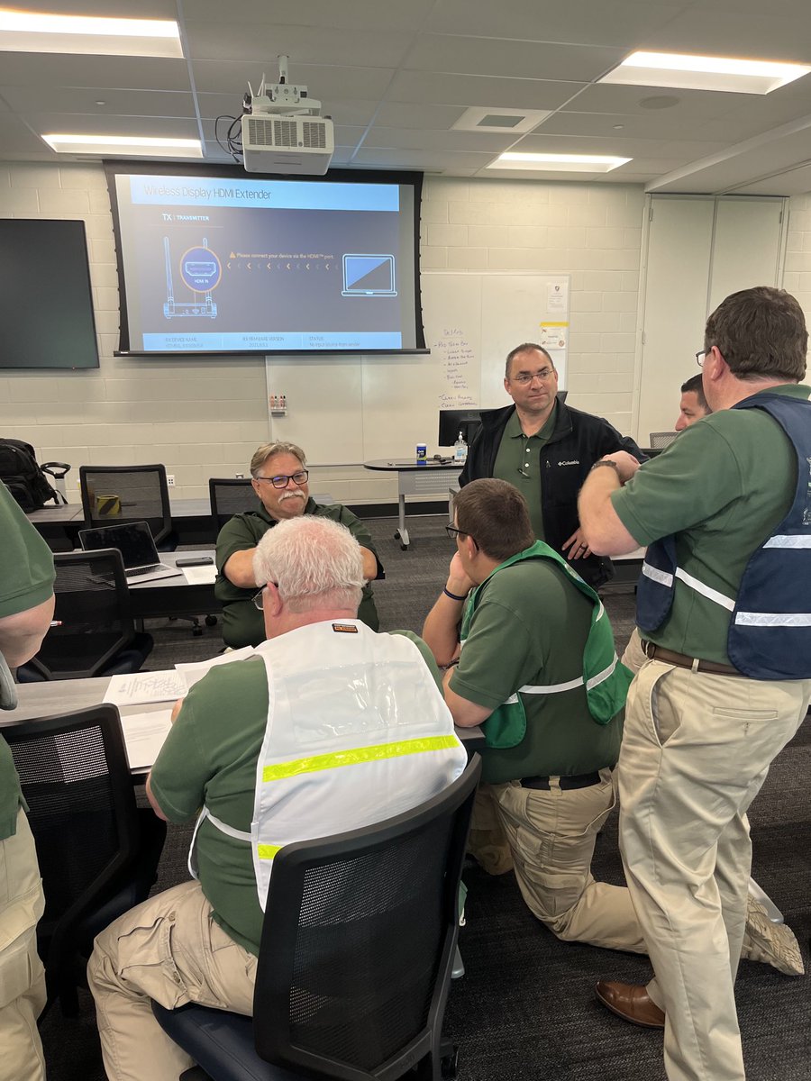 MarylandIMT's tweet photo. Maryland Incident Management Team briefing a Local Official during Exercise 2023-2 https://t.co/mnga7WjZlR