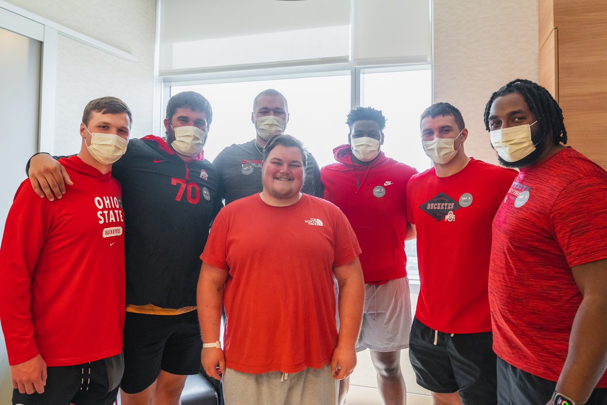 OhioStateFB's tweet photo. Our student-athlete Avery Henry wanted to give back to the James Cancer Hospital, where he himself had been receiving treatment.
       
His fellow o-line and QB joined him in spreading the message, DO NOT GIVE UP THE FIGHT‼️ https://t.co/j5ydN0qz9c