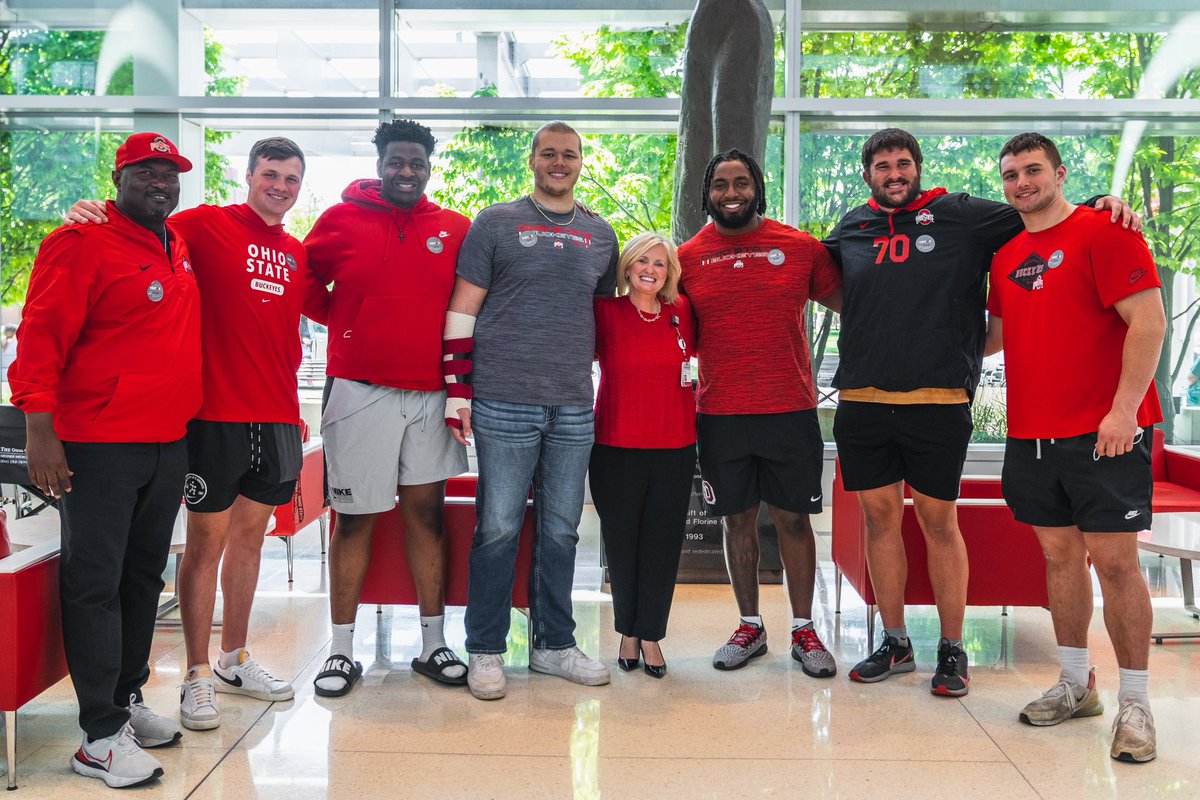 OhioStateFB's tweet photo. Our student-athlete Avery Henry wanted to give back to the James Cancer Hospital, where he himself had been receiving treatment.
       
His fellow o-line and QB joined him in spreading the message, DO NOT GIVE UP THE FIGHT‼️ https://t.co/j5ydN0qz9c