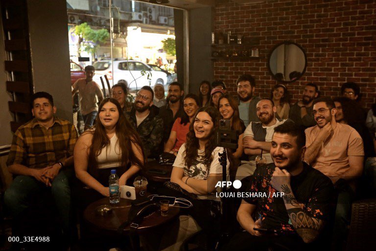 في مقهى شعبي وسط دمشق، تعلو قهقهة مع كل نكتة تطال تقنين الكهرباء أو شحّ المحروقات أو تداعي قطاعات منتجة، يرويها أعضاء أول فريق كوميديا ارتجالية، حيث لا محرّمات إلا السياسة والدين.

تقرير وكالة فرانس برس عن أول فريق ستاند-أب كوميدي في #سوريا يواجه أزماتها بالدعابات 
<a href="/AFPar/">فرانس برس بالعربية</a>