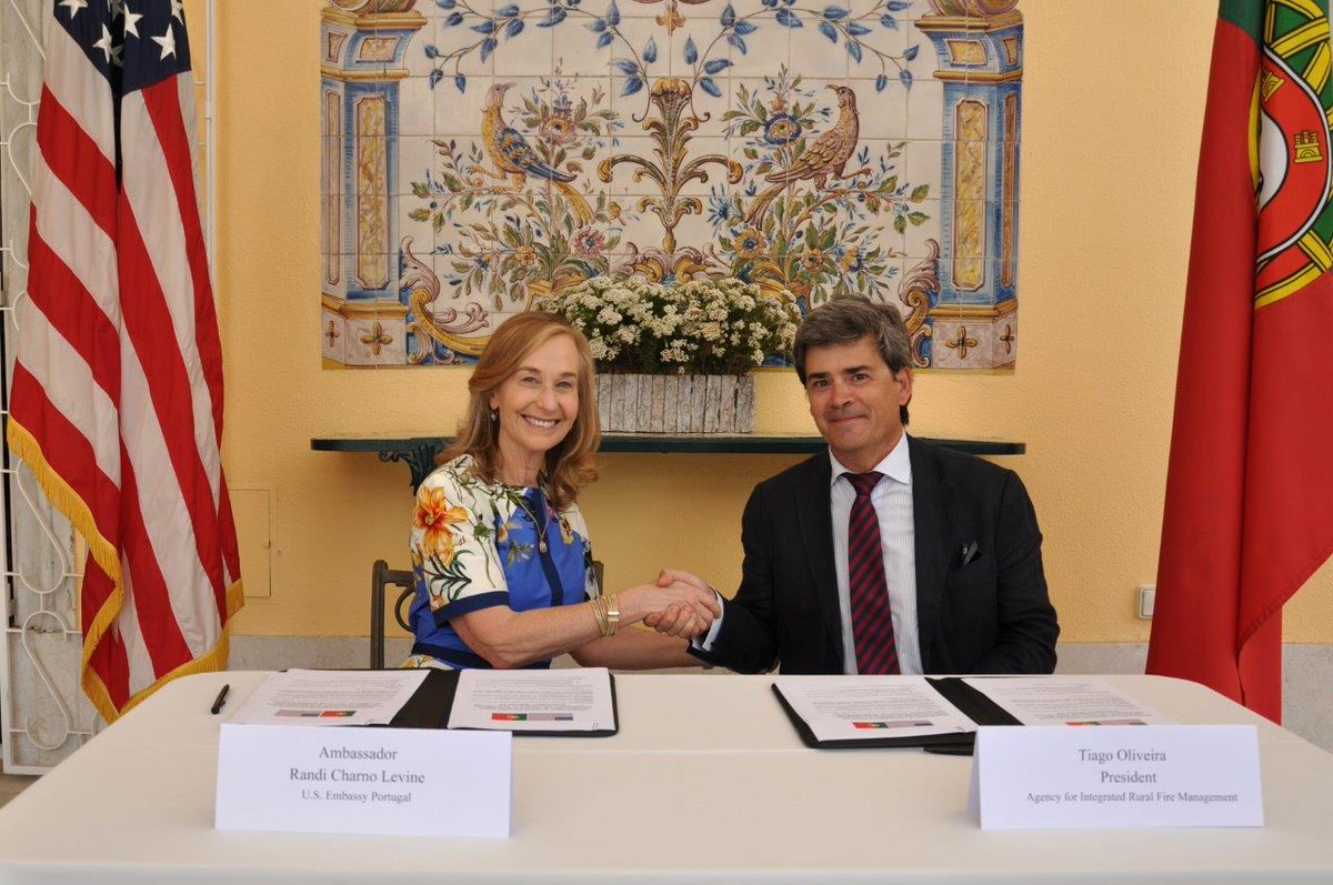 The U.S. & Portugal recently signed a wildfire prevention & mitigation arrangement to enable joint training & research activities, mentoring, & post-wildfire assistance, w the ability to exchange #FirefightingResources. 
More: pt.usembassy.gov/united-states-…