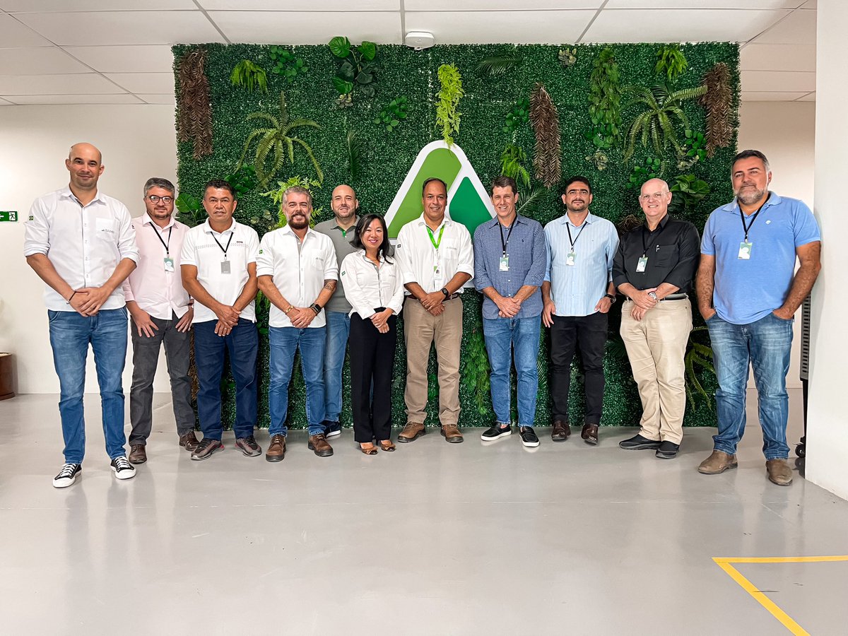 ZeCocaOficial's tweet photo. Estive participando de uma visita às novas instalações da Bamin, que retomou as atividades da Ferrovia de Integração Oeste-Leste (FIOL) e vem se firmando na produção de minério nas terras baianas, por meio do projeto Pedra de Ferro. 
#fiol #bamin #jequie https://t.co/SdKkbvIbLu