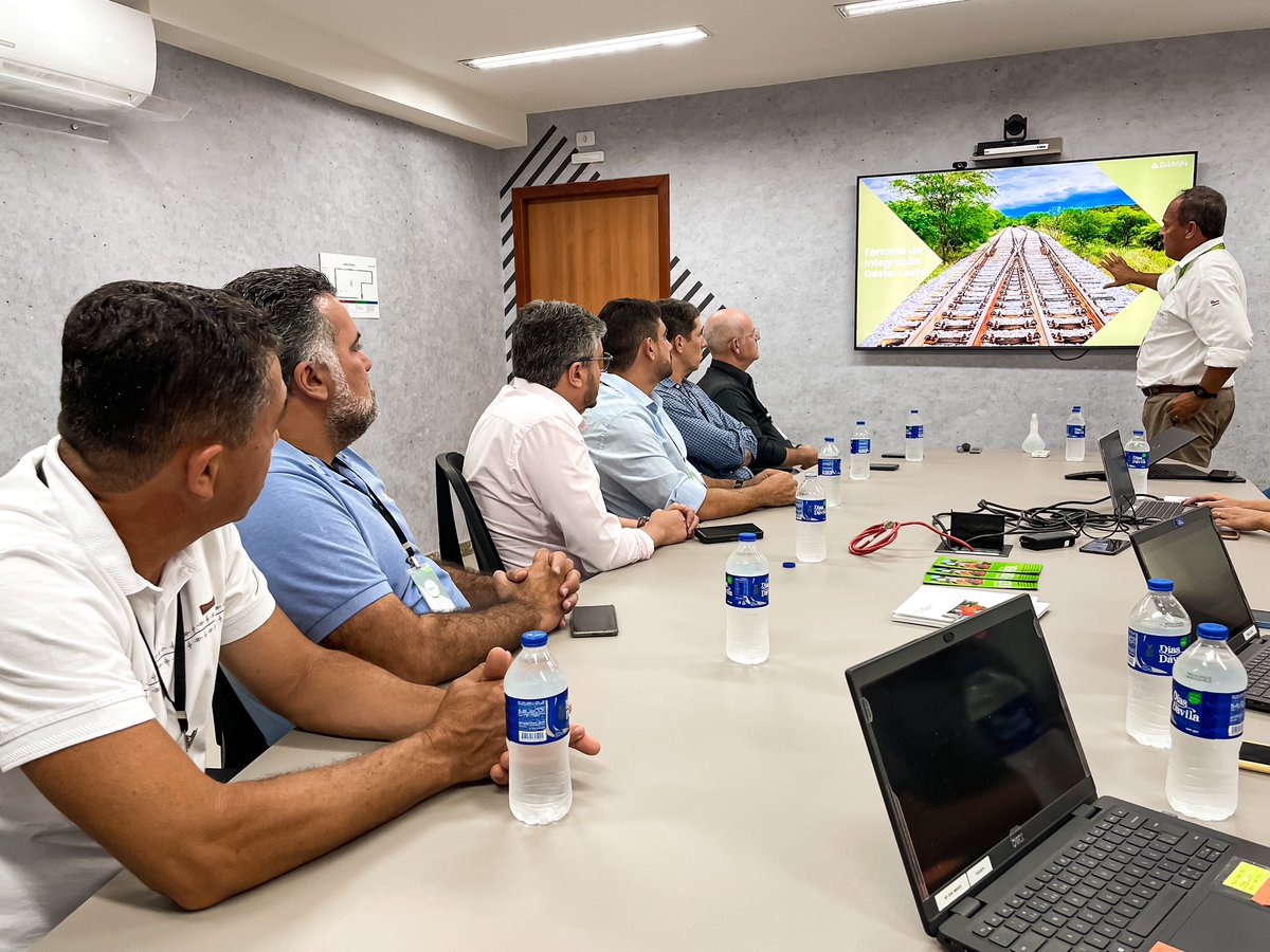 ZeCocaOficial's tweet photo. Estive participando de uma visita às novas instalações da Bamin, que retomou as atividades da Ferrovia de Integração Oeste-Leste (FIOL) e vem se firmando na produção de minério nas terras baianas, por meio do projeto Pedra de Ferro. 
#fiol #bamin #jequie https://t.co/SdKkbvIbLu