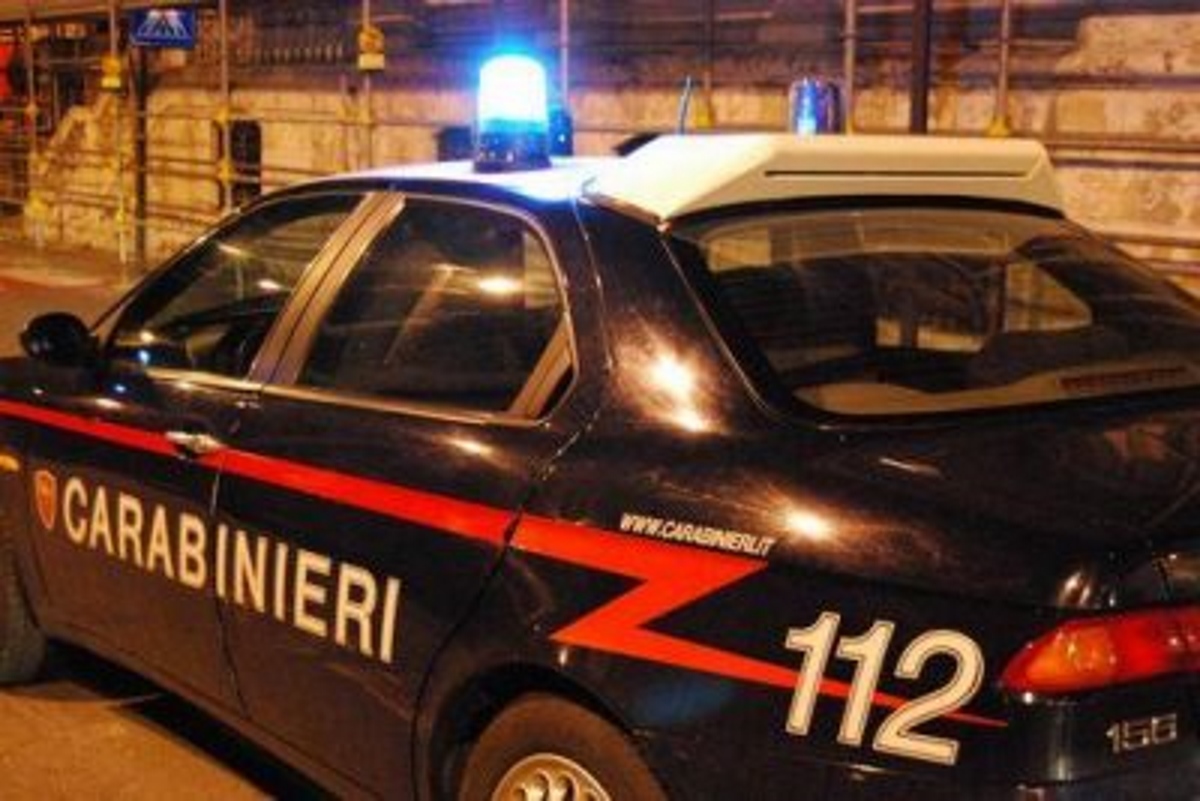 SettenewsWeb's tweet image. E' stato denunciato nelle scorse ore a Locate Varesino un uomo di 49 anni,originario di Avellino, nella cui abitazione sono stati rinvenuti una divisa completa da Tenente Colonnello dei Carabinieri, indossata di tanto in tanto dallo stesso. #49enne

settenews.it/a-spasso-con-l…