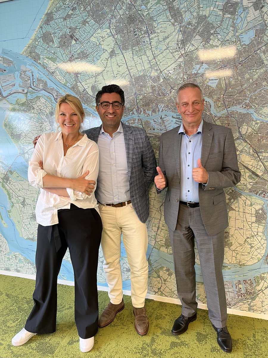 EACrone's tweet photo. Supermooie ontmoeting vandaag met CvB vz Ron Kooren en @RatebAbawi om duurzame samenwerking tussen @AlbedaMBO en @SYNClabEUR te bespreken. @DrsKaylaGreen en @yaratoenders presenteerden de laatste inzichten van YoungXperts. Zin in de vervolgstappen! @erasmusuni @ESSB_Erasmus https://t.co/BGwXFwQlCV