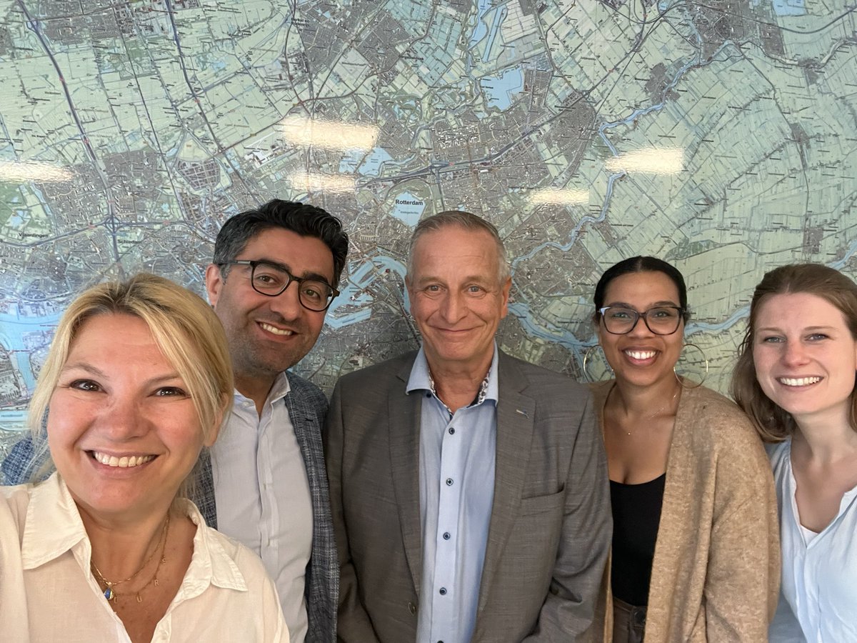 EACrone's tweet photo. Supermooie ontmoeting vandaag met CvB vz Ron Kooren en @RatebAbawi om duurzame samenwerking tussen @AlbedaMBO en @SYNClabEUR te bespreken. @DrsKaylaGreen en @yaratoenders presenteerden de laatste inzichten van YoungXperts. Zin in de vervolgstappen! @erasmusuni @ESSB_Erasmus https://t.co/BGwXFwQlCV