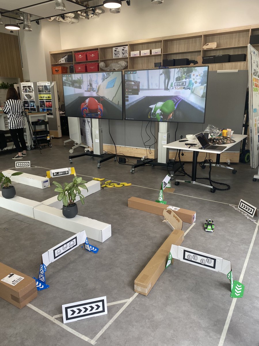 LeytonstoneTech's tweet photo. Dford Design Camp Day 1 😀 #dford #ford #Ford #DFord https://t.co/aqTevTC2Rp