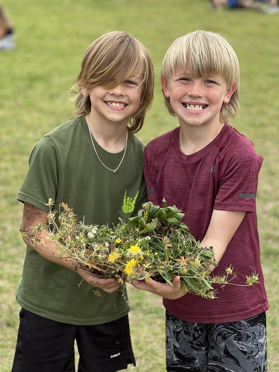 When your boys work together to make you a beautiful recess bouquet 💚 💐 #oneRCE
