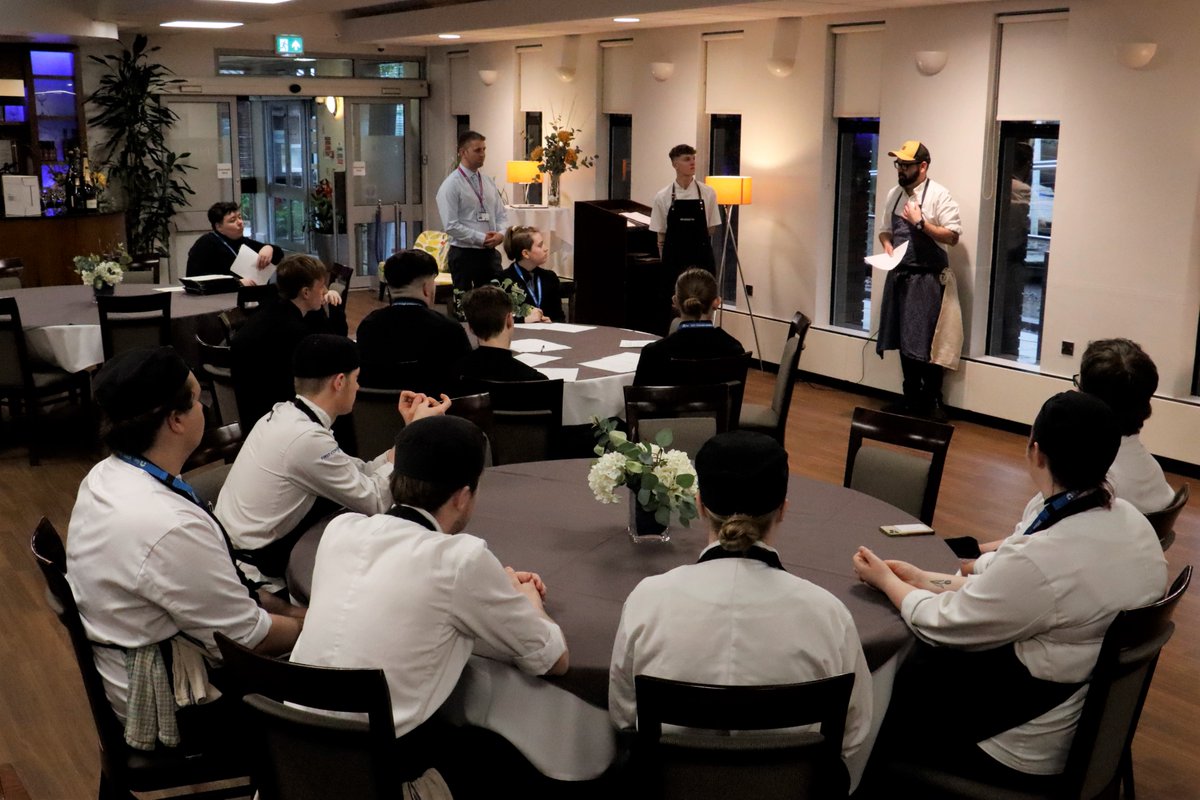 Guest chef @ChefBainbridge, who trained with the Hotel School, has just finished briefing Hospitality and Catering students ahead of a special evening service in @DebutRestaurant. It promises to be a memorable evening!