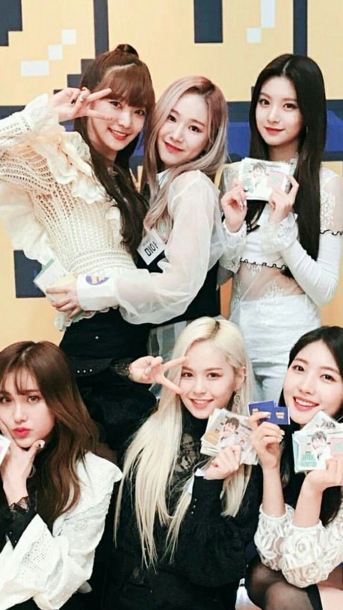 FGlowsting's tweet photo. Forever had to donate their own money to create lightsticks for the Everglow concert because YH refused to give them one. Now it turns out that YH can give lightstck to his other artists who debuted years later, while EG has been waiting 4 years for that. 

@yhartists #EVERGLOW https://t.co/kWTwh2awv5