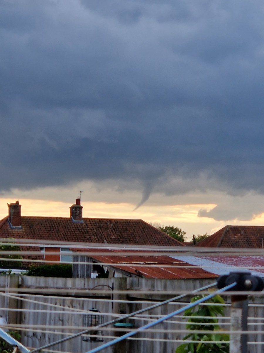 MrsSandraEBell's tweet photo. Funnel cloud? @ChrisPage90 @WeatherAisling @itvanglia Thurlton,  Norfolk https://t.co/tQY6Lrpi22